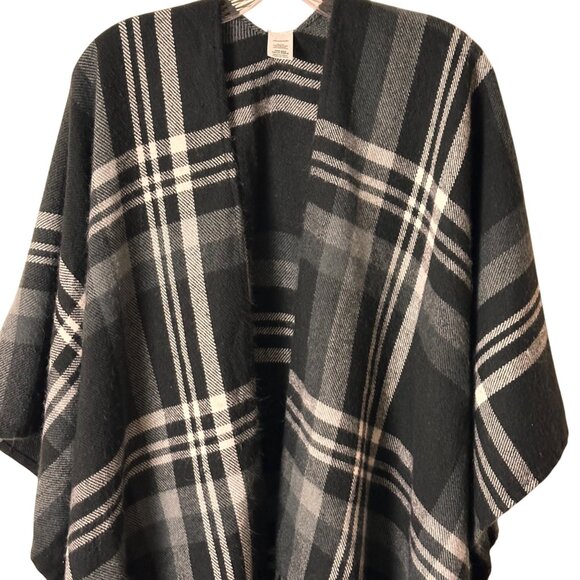 Unbranded OS Black & Gray Plaid Poncho Shawl Wrap With Fringe Edges - Picture 2 of 8